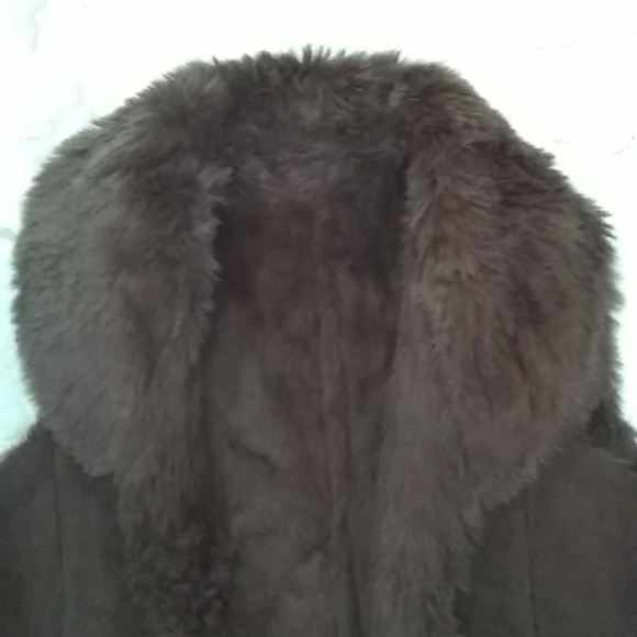 Fur collard vest. - Picture 2 of 13